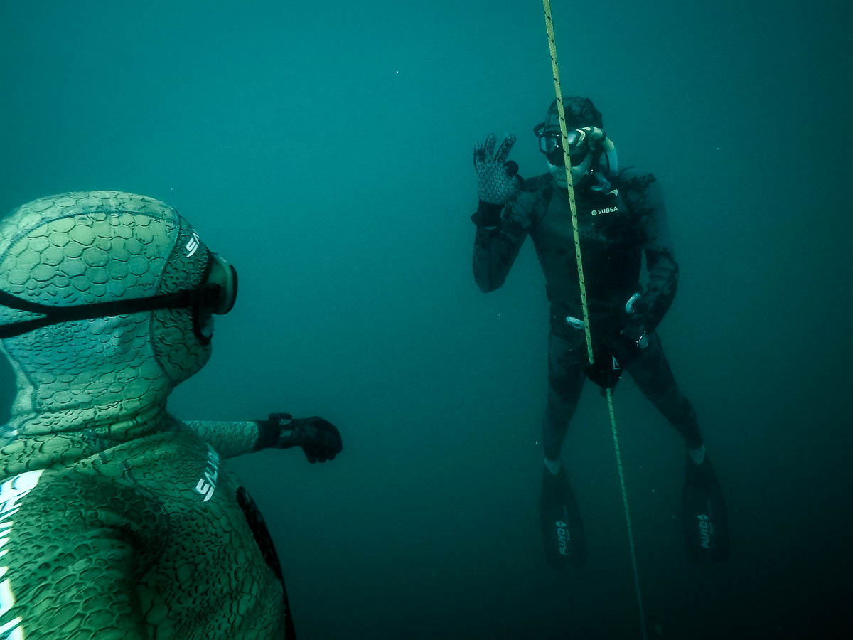 Freediving - Foto - Freediveri sa vracajú z ponoru na hladinu.
