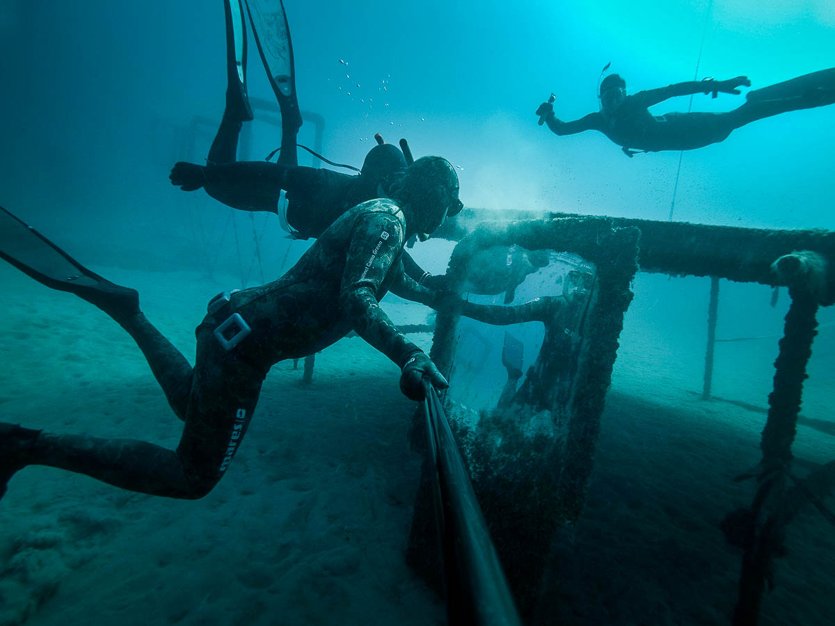 Freediving - Fotografia - Freediveri pri zrkadle.