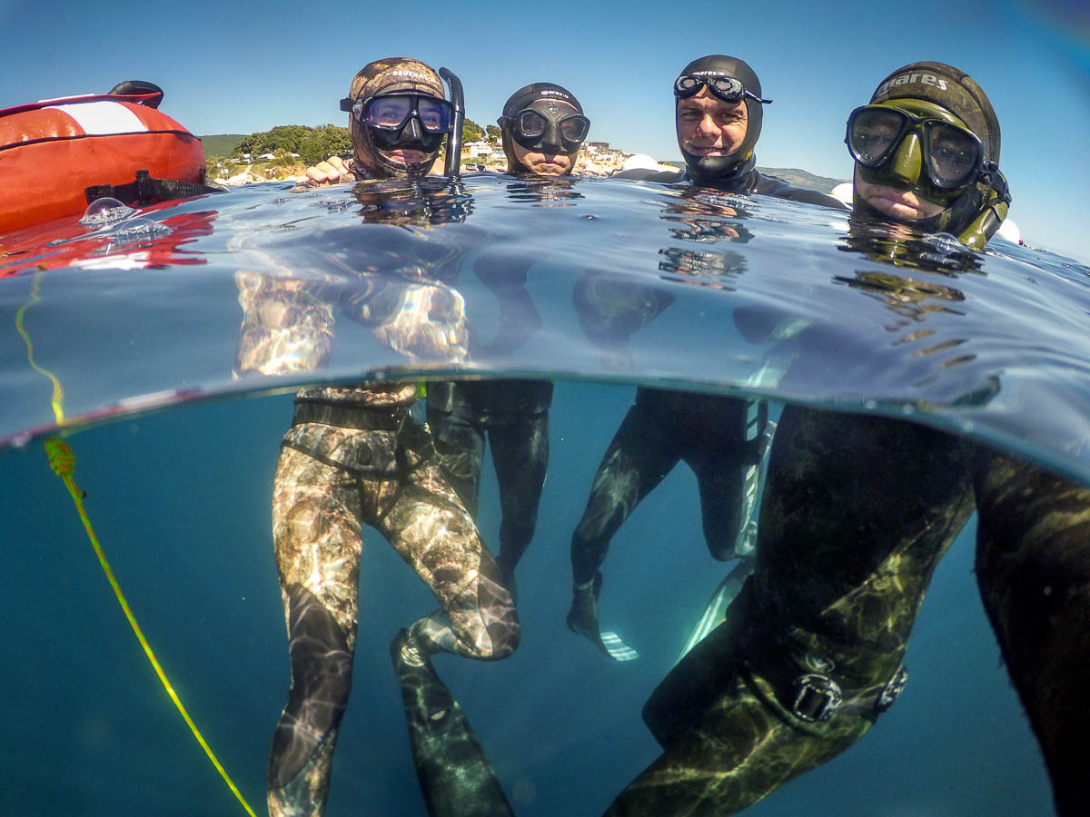 Freediving - Foto - Na hladine mora skupinka freediverov.